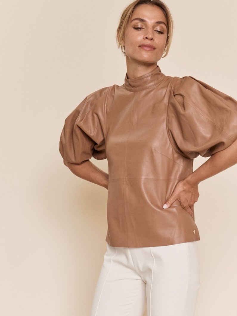 139540CassandraLeatherBlouseWoodsmoke 139082SarahGlowPantEcru 768x v3